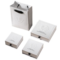 Boîte à tiroir en papier rigide blanc rose avec logo personnalisé en relief, emballage de luxe pour bijoux, bagues, boucles d'oreilles, colliers