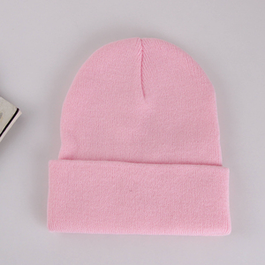 Bonnet personnalisé avec logo brodé, en fibre acrylique, tricoté, imprimé sur toute la surface, pour homme, femme, unisexe, chaud, hiver. - Product Image 3