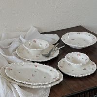 Service de table en céramique à motif floral rose vintage français, les bords sont décorés de perles au design créatif pour mariage, hôtel, maison