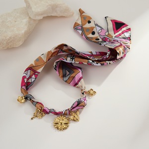 Vente en gros de colliers en acier inoxydable rose avec pendentif en forme de fleur pour l'automne et l'hiver - Product Image 3