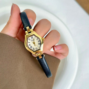 Reloj de Cuarzo con Esfera Dorada Romana, Estilo Vintage Francés, Correa de Cuero Negra Delgada, Resistente al Agua y Elegante para Cualquier Ocasión - Product Image 1