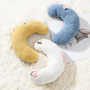 Teddy velluto <span class=keywords><strong>Pet</strong></span> <span class=keywords><strong>Pet</strong></span> mezza luna cuscino gatto calpestare il latte cuscino a forma di U sonno profondo Super morbido soffice animale domestico giocattolo calmante