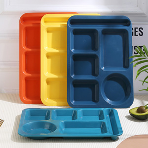 Bandeja rectangular de plástico con seis compartimentos para almuerzo, para uso en cafeterías escolares y buffets, de color sólido, irrompible, tamaño adulto. - Product Image 1