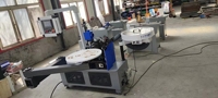 Machine semi-automatique pour le travail du bois, bandes de bord droites et courbes