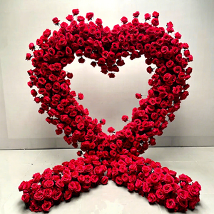 Arche de fleurs artificielles en forme de cœur de roses rouges en soie pour décoration de mariage et de fête de demande en mariage - Product Image 1
