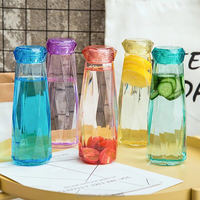 Bouteille d'eau pétillante en verre moderne faite à la main avec pierres précieuses infusées de cristaux, 400 ml, design multicolore avec pierres colorées, couvercle en plastique pour enfants