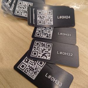 Laser khắc mã vạch nhãn Anodized Anodized Nhôm hàng tồn kho số Serial theo dõi ID tài sản thẻ cho thiết bị - Product Image 6