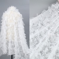 Tissu en dentelle blanche élégante avec broderie en plumes et maille 3D, tissu en dentelle transparente pour robes de mariée et robes de soirée