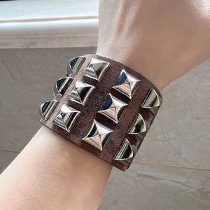 Bracelet à ongles carrés à trois rangées Bracelet large en cuir Punk accessoires de motocycliste rétro personnalisés - Product Image 3