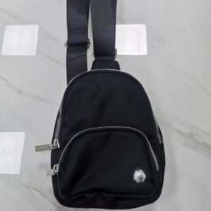 <span class=keywords><strong>Borsa</strong></span> a <span class=keywords><strong>tracolla</strong></span> da yoga Lulu Everywhere 2L in nylon tinta unita con chiusura a cerniera e fibbia per donna - Product Image 5