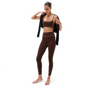 Conjunto de sujetador deportivo tipo racerback marrón liso con leggings de cintura alta de elasticidad en cuatro direcciones, soporte medio, logo frontal, ropa de yoga y fitness - Product Image 1