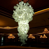Nouvelle Arrivée Lustre en Verre Blanc Style Chihuly Art Murano Hauteur Réglable Décoration Suspendue pour Plafond Haut Verre Soufflé à la Main Coloré