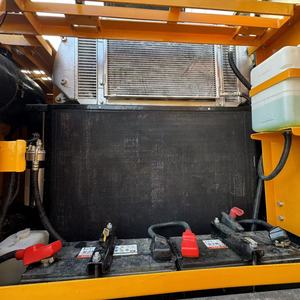 Excavatrice sur chenilles de taille moyenne Hyundai 220 - Product Image 4