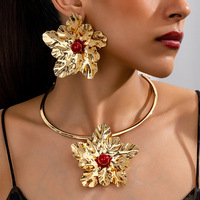 Nouvel Arrivage Collier Long Exagéré pour Femme, Design Chaîne de Pull, en Métal Plaqué Or 18 carats, Motif Fleur Plissée, Bijoux