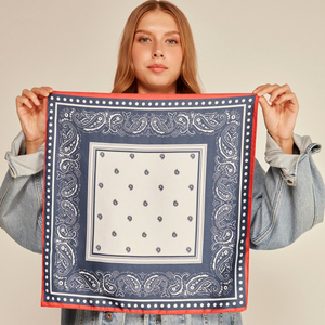 Pañuelo de cuello cuadrado pequeño con estampado icónico de Paisley, de poliéster satinado con tacto de algodón, con dobladillo a máquina. - Product Image 1