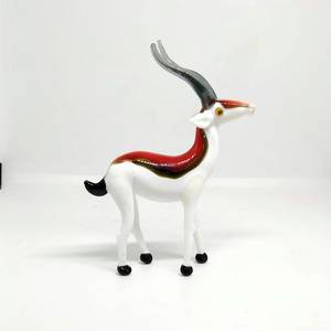 Figurine d'antilope en verre soufflé à la main, rouge, noir, blanc, sculpture animale décorative contemporaine - Product Image 4