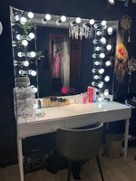 Table de maquillage professionnelle Yicheng Beauty avec éclairage LED et miroir triple pour salon de beauté et studio de mariée
