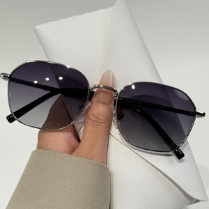Gafas de sol para mujer, protección solar de alta gama, gafas de sol metálicas de estilo coreano, a la moda europeas y americanas, naturales - Product Image 1