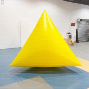 Bouée triangulaire <span class=keywords><strong>gonflable</strong></span> géante de 2 m pour la publicité, les événements sportifs nautiques, les exercices de sécurité maritime, la patrouille de plage et les événements - Product Image 5