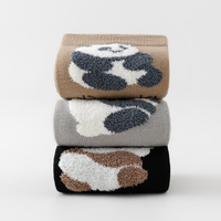 Chaussettes brodées avec logo personnalisé OEM Vente en gros Nouveauté colorée Chaussettes unisexes drôles et mignonnes