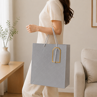 Sac cadeau de luxe en papier bordeaux avec motif ondulé doré et poignée en corde de chanvre pour mariage et emballage de bijoux