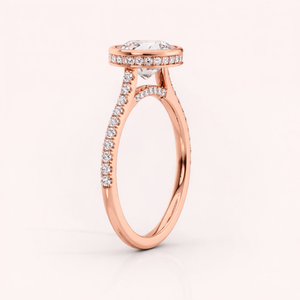 Bague de fiançailles personnalisée en or rose/blanc et or jaune 18 carats avec diamant de laboratoire taille coussin, halo et sertissage pavé - Product Image 4