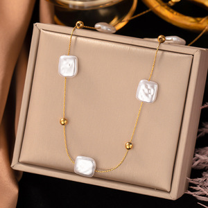 Collar de Perlas Irregulares con Baño de Oro PVD de 18K y Acero Inoxidable para Mujer |   Elegante Joyería de Estilo Barroco en Capas - Product Image 4