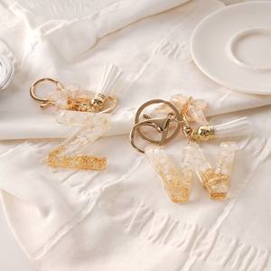 Llavero Colgante Clásico Inglés con Diseño de Borla y Mariposa, Abrebotellas de Plástico Dorado Impermeable, con Concha Blanca y Resina, para Navidad - Product Image 3