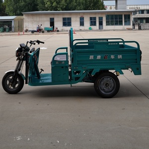 Tricycle utilitaire motorisé Teal avec benne à rails latéraux, kit de signalisation ambre et guidon chromé pour le service de ramassage de linge et les missions de livraison - Product Image 1