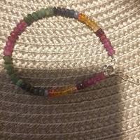 Collier de perles facettées en pierres précieuses naturelles multicolores saphir émeraude rubis