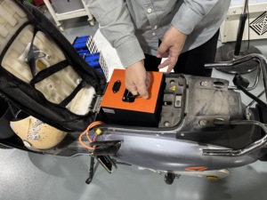 แบตเตอรี่ลิเธียมสำหรับมอเตอร์ไซค์ LVM10 48V 15Ah/20Ah/25Ah สำหรับรถสามล้อและจักรยานไฟฟ้า ให้พลังงานสูง มอบพลังงานอย่างเพียงพอเพื่อการขับขี่ที่ราบรื่น - Product Image 5