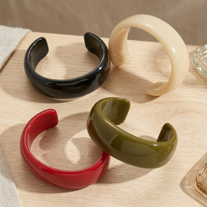 Bracelets manchette uniques en résine acrylique multicolores (noir, rouge, olive et beige) – Bijoux de luxe unisexes pour femme, parfaits pour les soirées - Product Image 3