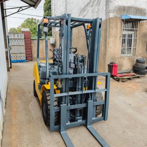 รถยกดีเซล Komatsu FD20 มือสอง รับน้ำหนัก 2 ตัน ยกสูง 3 ม./4.5 ม. ยางตัน ระบบไฮดรอลิก พร้อมอุปกรณ์เปลี่ยนทิศทางด้านข้าง ใช้งานกลางแจ้ง - Product Image 4