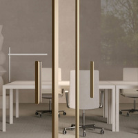 Portes coulissantes en verre trempé avec cadre en aluminium super fin doré de luxe, style minimaliste italien moderne, cloison intérieure