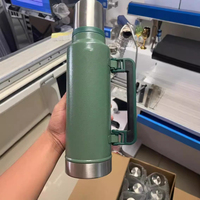 Stanle Bouteille d'eau de voiture portable de grande capacité Tasse thermos en acier inoxydable 304 pour les activités de plein air