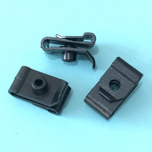 Sujetador automotriz de plástico Toyota: Tornillo de fijación y clip S para revestimiento interior del guardabarros y protector de chasis 9046705114 - Product Image 1