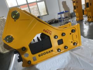 Brise-roche hydraulique latéral Soosan SB81A – Corps principal du produit – Approvisionnement direct usine – Garantie d'un an – Caractéristiques standard incluses - Product Image 2