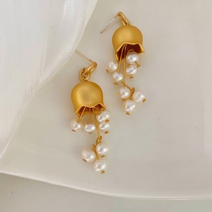 Boucles d'oreilles asymétriques en perles d'eau douce mat Lys de la Vallée pour femme, longues, haut de gamme, bijoux d'oreille - Product Image 1