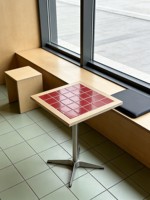 Table Basse Carrée Tendance en Céramique Colorée Style Dopamine pour Salons de Thé, Cafés et Bars à Desserts (Usage Commercial)