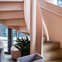 Escalier flottant courbé PRIMA : des lignes fluides qui rehaussent la valeur artistique pour la décoration intérieure de villas de luxe