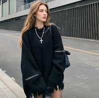 Sweater Hitam Edgy dengan Rumbai - Rajutan Oversize Longgar dengan Ujung Raw Hem & Nuansa Streetwear, Sempurna untuk Layering Musim Gugur/Dingin