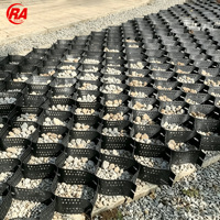 Текстурированный высокопрочный геосетчатый мат из HDPE толщиной 1,6 мм, высота ячейки 110 мм для укрепления склонов полигонов ТБО и предотвращения скольжения