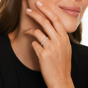 แหวนมอยส์ซาไนต์ทรงโค้ง ดีไซน์หรูหรา ระยิบระยับดุจเพชร เหมาะสำหรับเป็นของขวัญวันครบรอบ วันแต่งงาน วันเกิด ใส่ได้ทุกวัน และโอกาสพิเศษ - Product Image 4