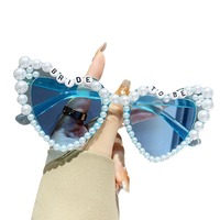 Vente en gros de lunettes de soleil tendance pour fête avec cœur amour lunettes de luxe grande monture UV400 avec perle lunettes de soleil en forme de cœur pour femme