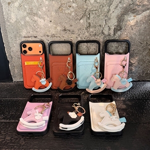 Nueva <span class=keywords><strong>Funda</strong></span> para Teléfono con Textura de Lichi y <span class=keywords><strong>Colgante</strong></span> de Caballo Balancín para <span class=keywords><strong>iPhone</strong></span> 11 12 <span class=keywords><strong>13</strong></span> 14 15 16 17 Pro Max 6/7/8 Plus 12 <span class=keywords><strong>13</strong></span> Mini - Product Image 3