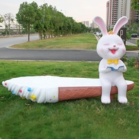 Sculpture fantaisiste de lapin et de carotte en fibre de verre peinte à la main pour usage extérieur/intérieur - Design animal moderne pour la décoration de jardins et de temples