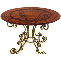 Table et chaises d'extérieur en métal antique contemporaines avec élégantes banquettes de patio pour l'utilisation dans la cour