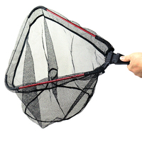 Une maille pliante triangulaire en alliage d'aluminium est utilisée pour simuler la tête du filet de pêche en maille