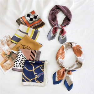 Nuovi Arrivi Genya: <span class=keywords><strong>Bandana</strong></span> Quadrata Stampata 70*70cm in Poliestere, Foulard Decorativo, <span class=keywords><strong>Bandana</strong></span> per <span class=keywords><strong>Capelli</strong></span> da Donna - Product Image 4
