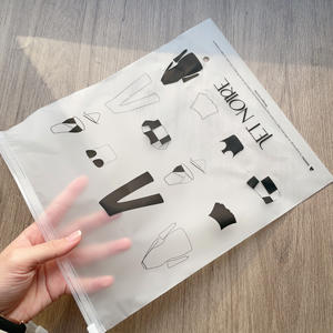 Sacs en plastique à fermeture éclair mat givré de haute qualité avec logo personnalisé 25x30cm pour l'emballage des vêtements - Product Image 5